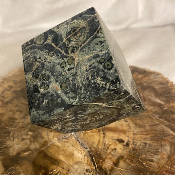 ✨🐊 Unique Kambaba (Crocodile) Jasper Cube – Stands on One Corner! 🐊✨ - Picture 3 of 9